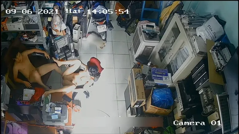 Cô vợ người chồng đụ nhau trong của hàng máy tính