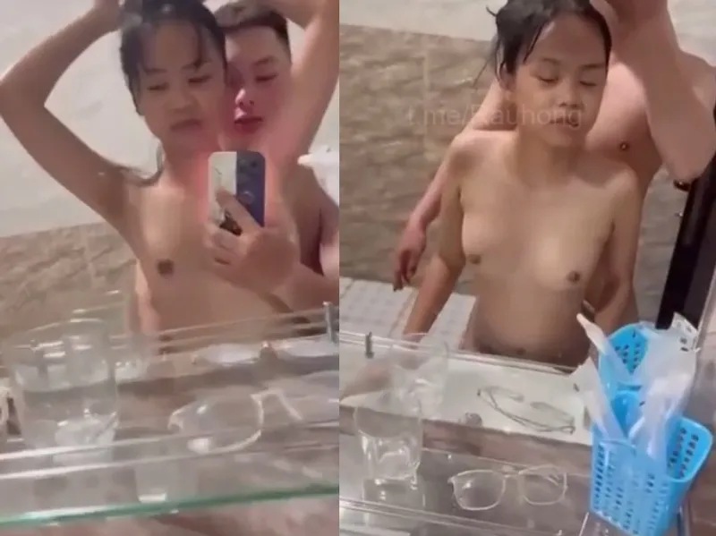 Dáng mảnh em cùng anh bồ đụ trước gương quay kỉ niệm